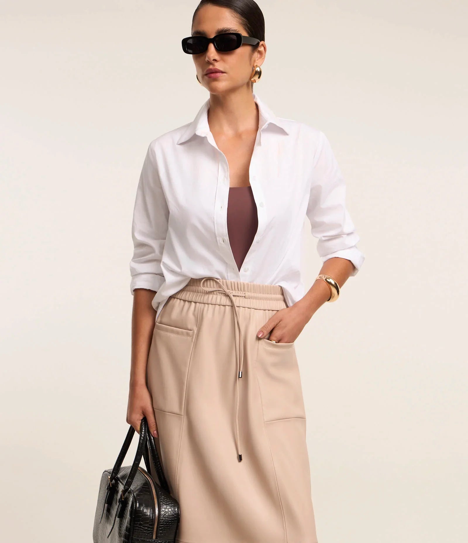 Saia Midi em Material Sintético com Cós Elástico e Bolsos Bege